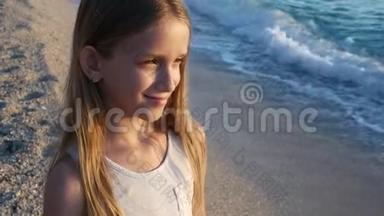 日落海滩上的儿童玩耍，看海浪的儿童，日落时的女孩景观